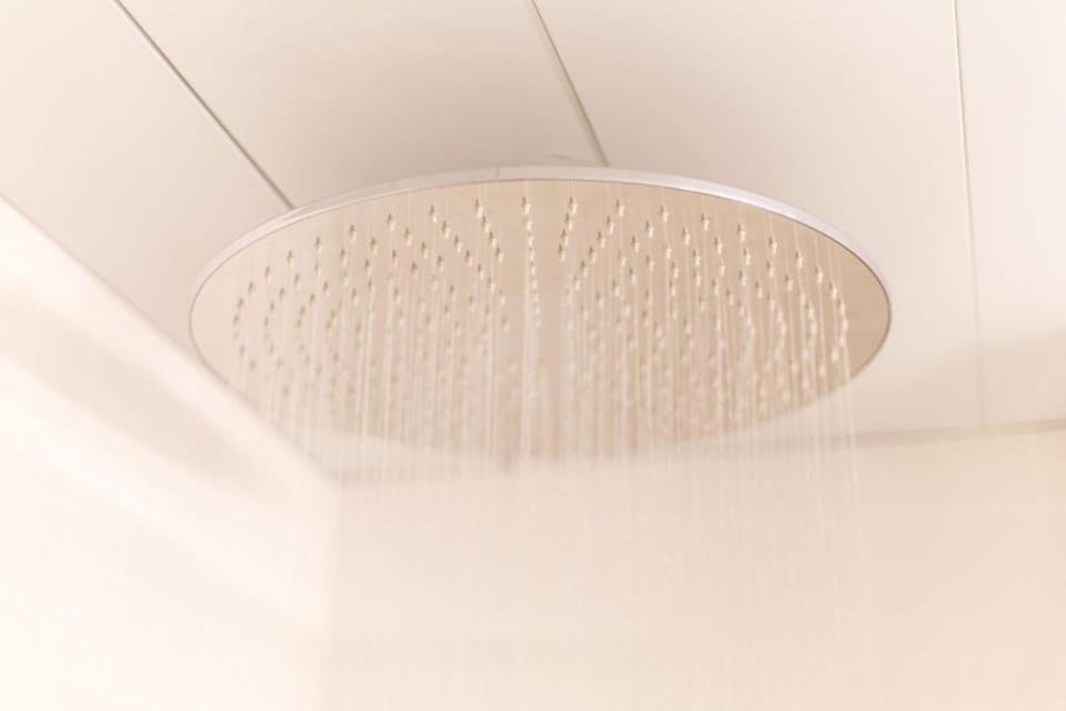 Shower, rainfall showerhead, free toiletries, hair dryer