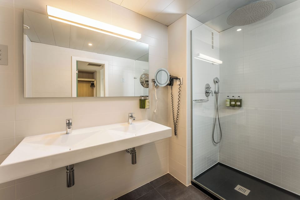 Shower, rainfall showerhead, free toiletries, hair dryer