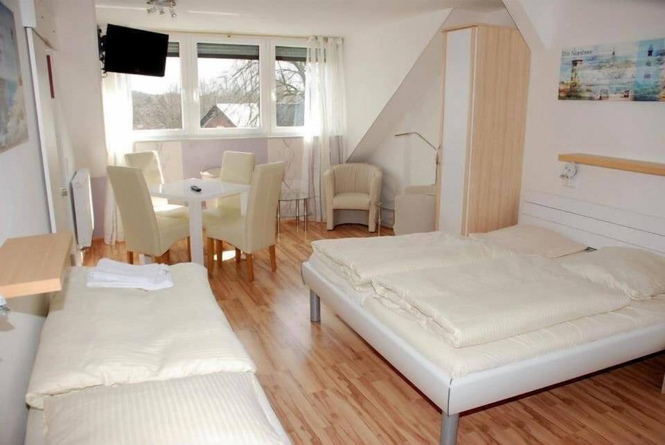 Hypo-allergenic bedding, free WiFi, bed sheets