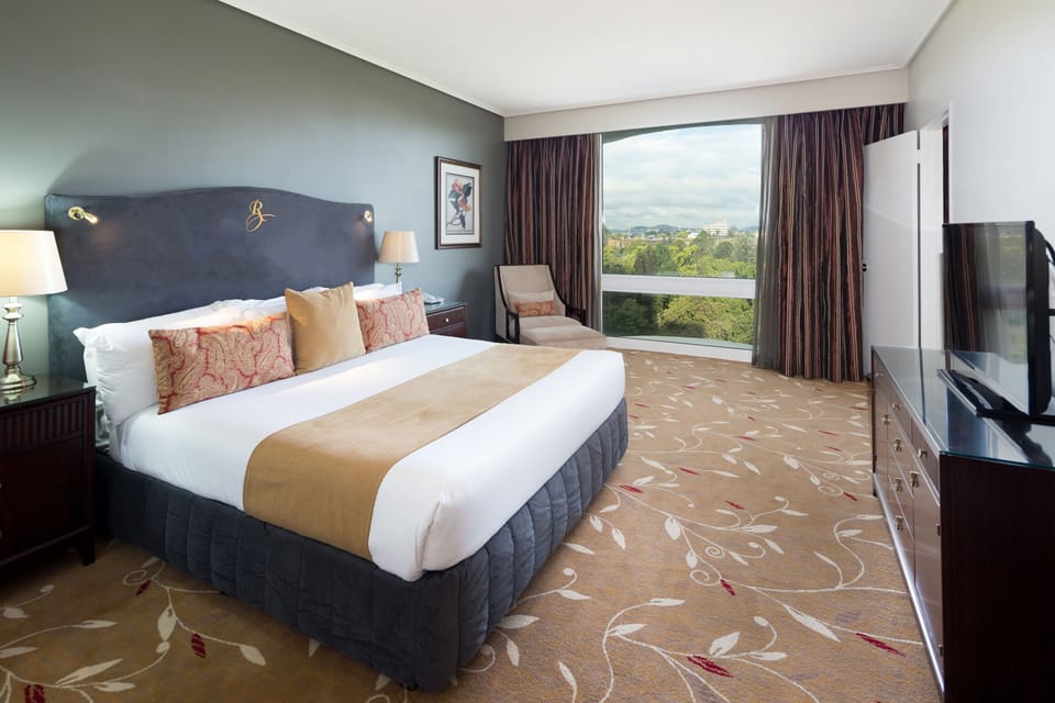 Executive Suite, Jetted Tub (Includes bottle of Champagne) | 1 bedroom, in-room safe, desk, blackout drapes