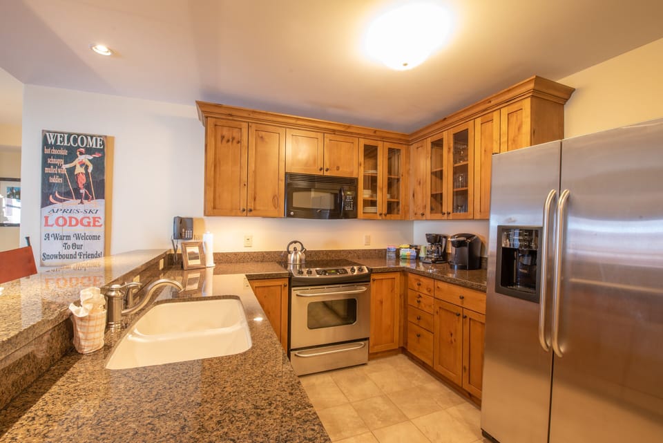 Condo, 1 Bedroom | Private kitchen | Fridge, microwave, oven, dishwasher