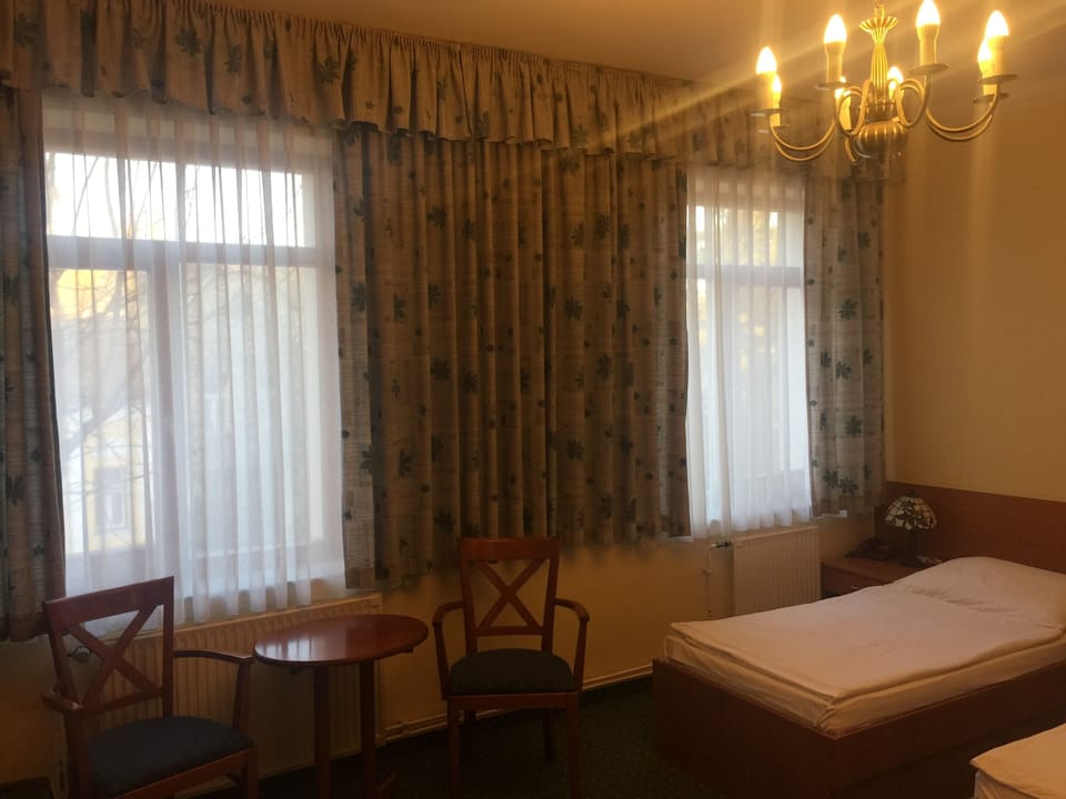 Business Room | Blackout drapes, WiFi (free), bed sheets