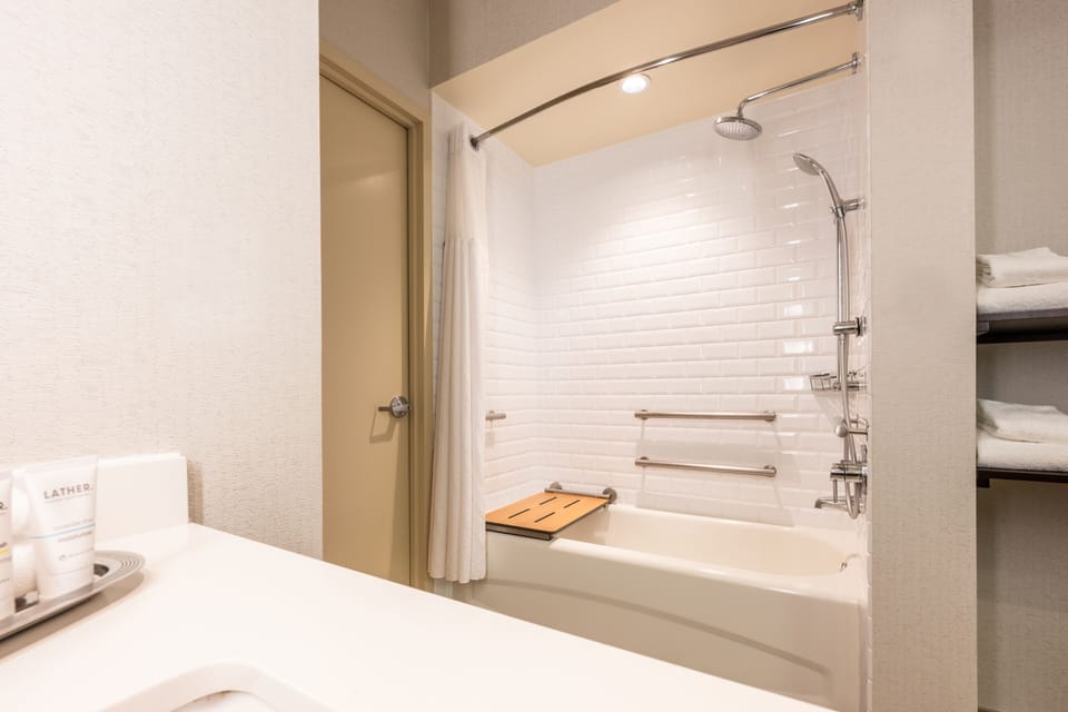 Combined shower/tub, rainfall showerhead, designer toiletries