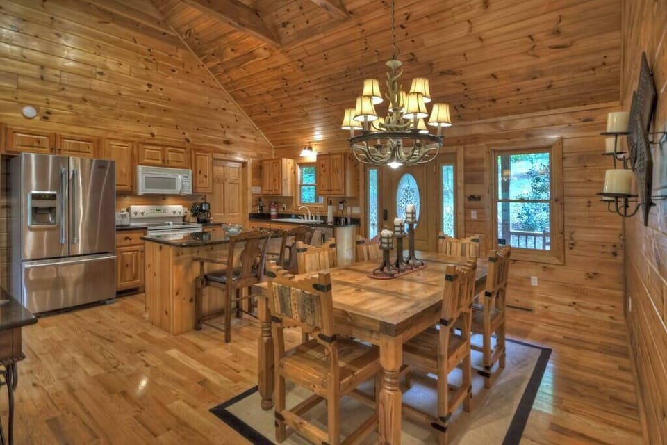 Open dining area and kitchen by the front door