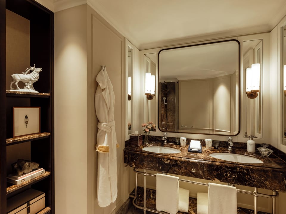 Junior Suite, Lakeside | Bathroom | Separate tub and shower, free toiletries, hair dryer, bathrobes