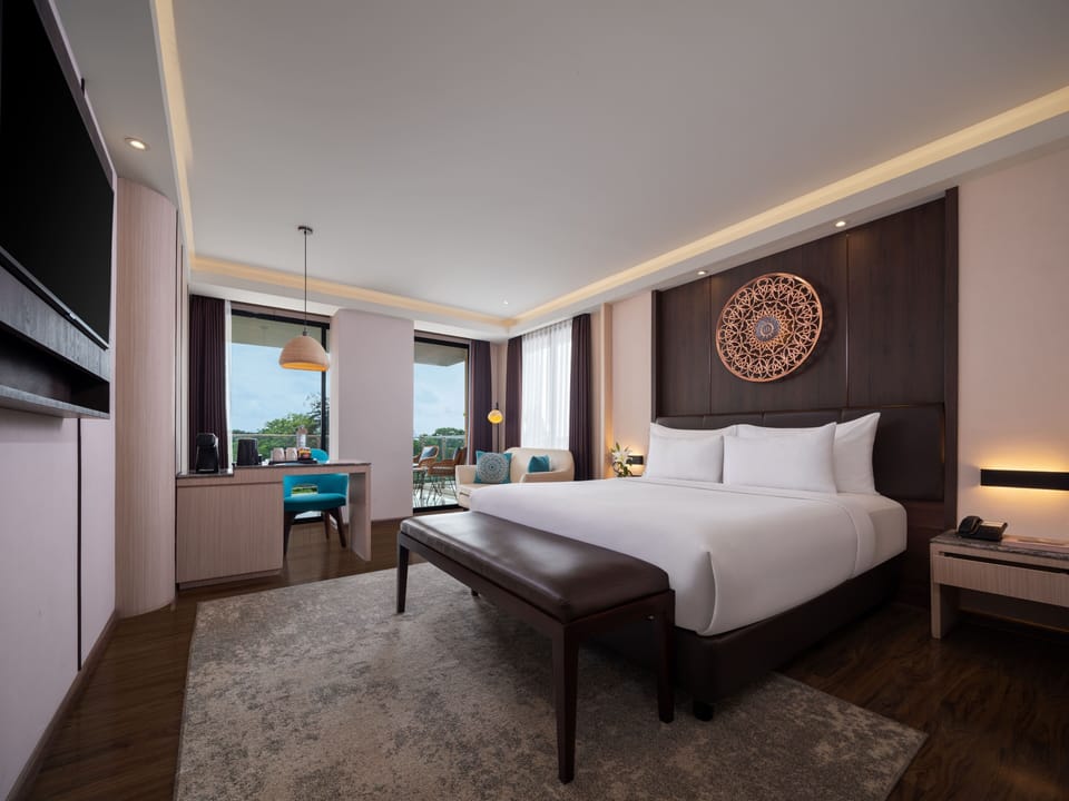 Premier Balcony | Desk, laptop workspace, soundproofing, free WiFi