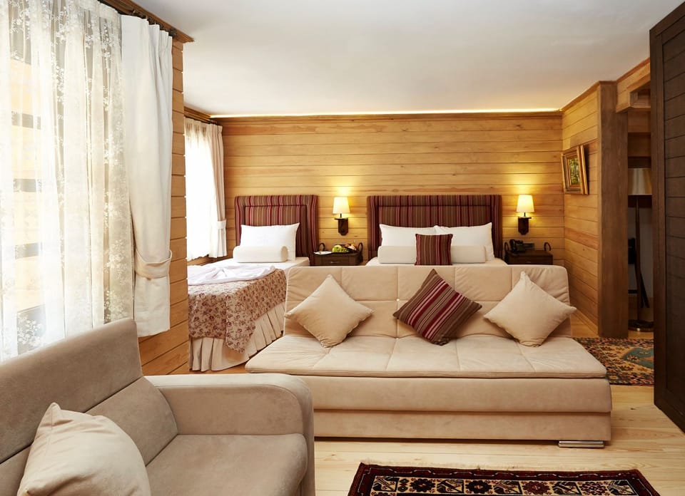 Deluxe Suite | Minibar, in-room safe, laptop workspace, blackout drapes