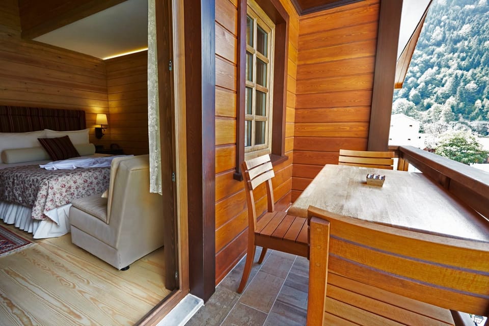 Deluxe Suite | Minibar, in-room safe, laptop workspace, blackout drapes
