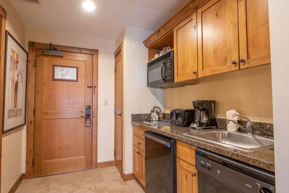 Studio | Private kitchen | Fridge, microwave, dishwasher, coffee/tea maker