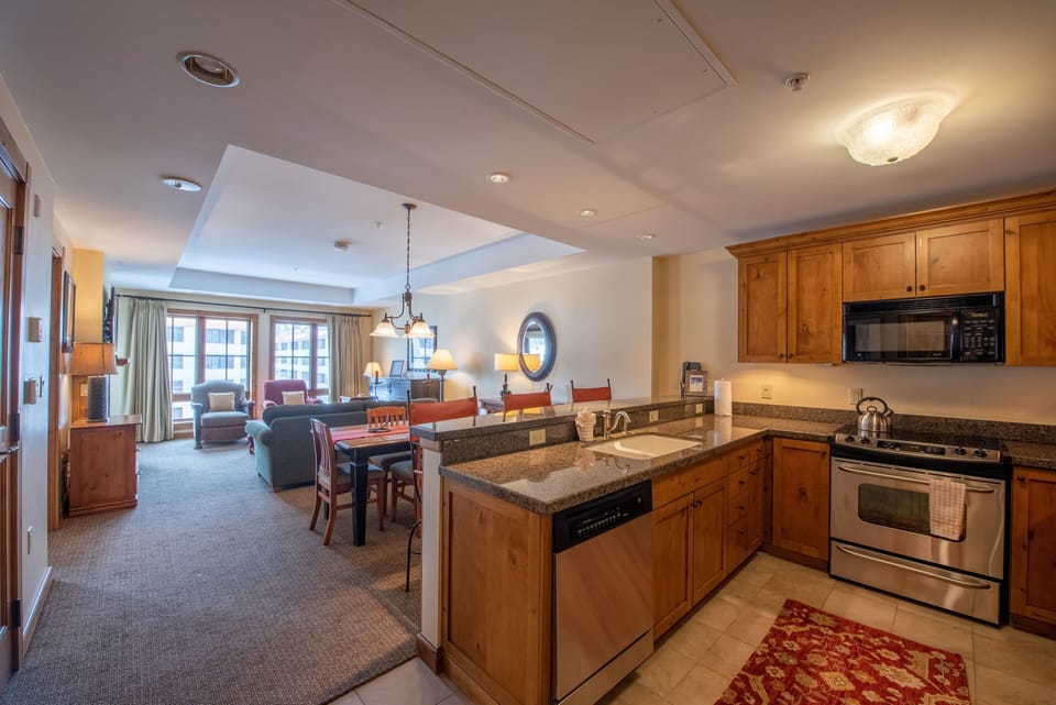 Condo, 1 Bedroom | Private kitchen | Fridge, oven, coffee/tea maker, toaster