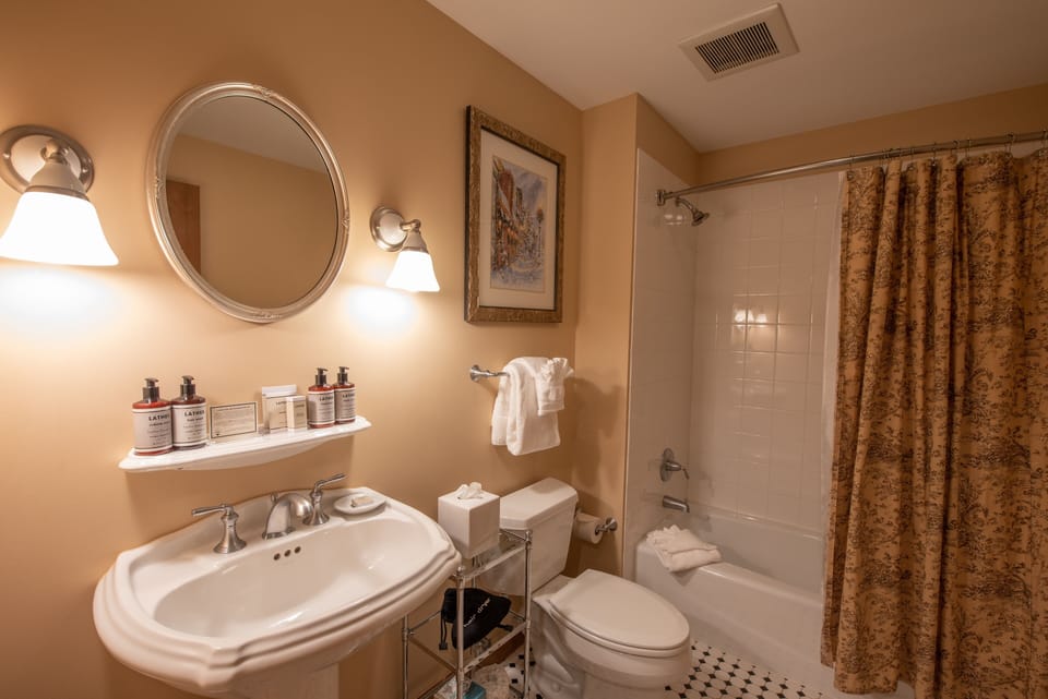 Updated 1 Bedroom In Mountaineer Square Condo - No Cleaning Fee! by RedAwning Apartment in Colorado