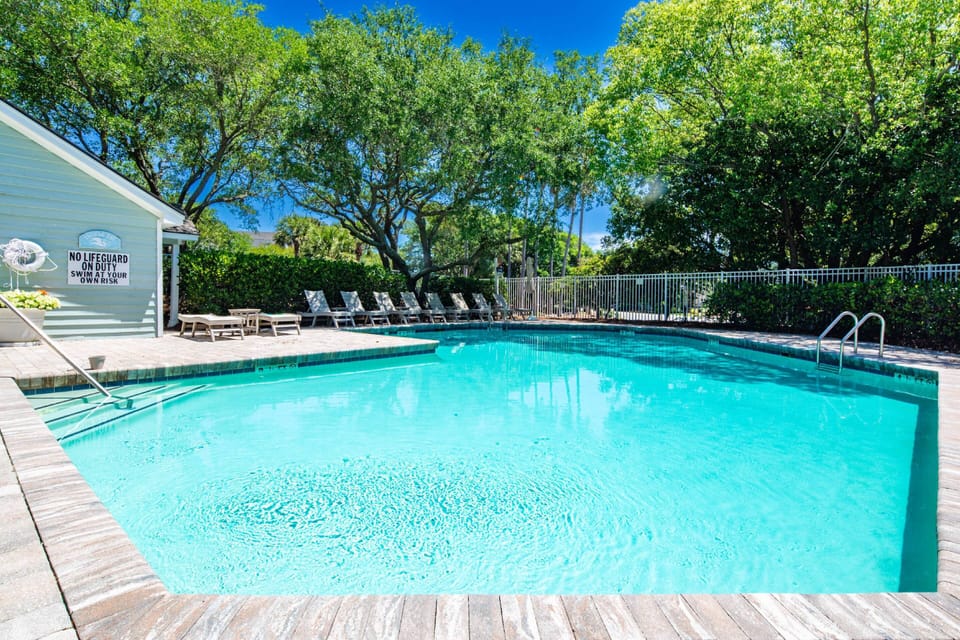 Guests of The Sunny Side are welcome to access the Pelican Bay community pool.