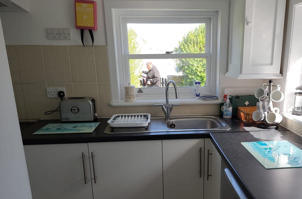 Cottage | Private kitchen | Fridge, microwave, oven, stovetop