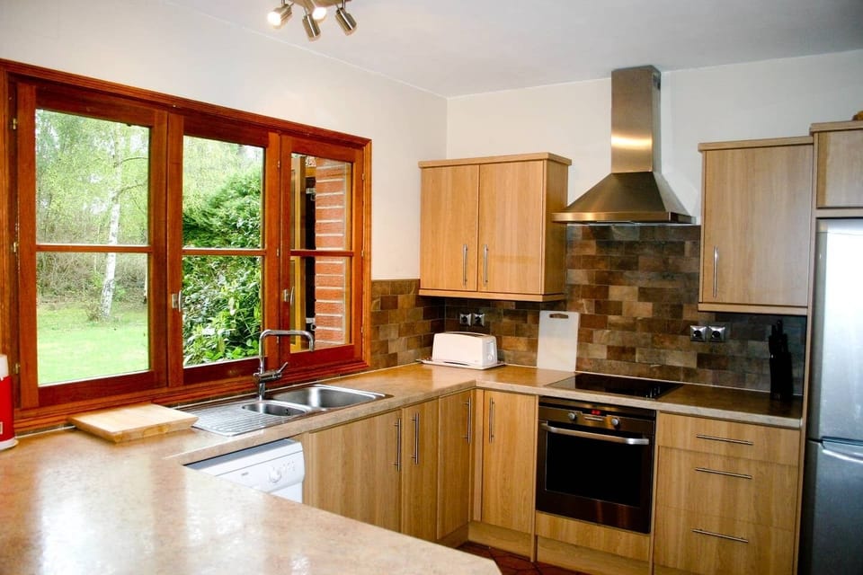 Maison vraiment très bien située. Au calme, juste à 10 min en voiture de la plage.- Kitchen