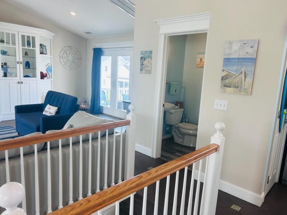 Upper Level Hall Bathroom