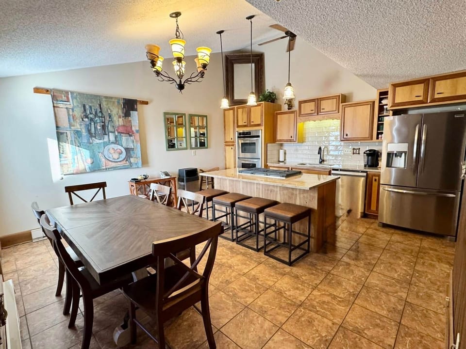 Elevation Vacation Rentals - The Yeti's Den at Land's End