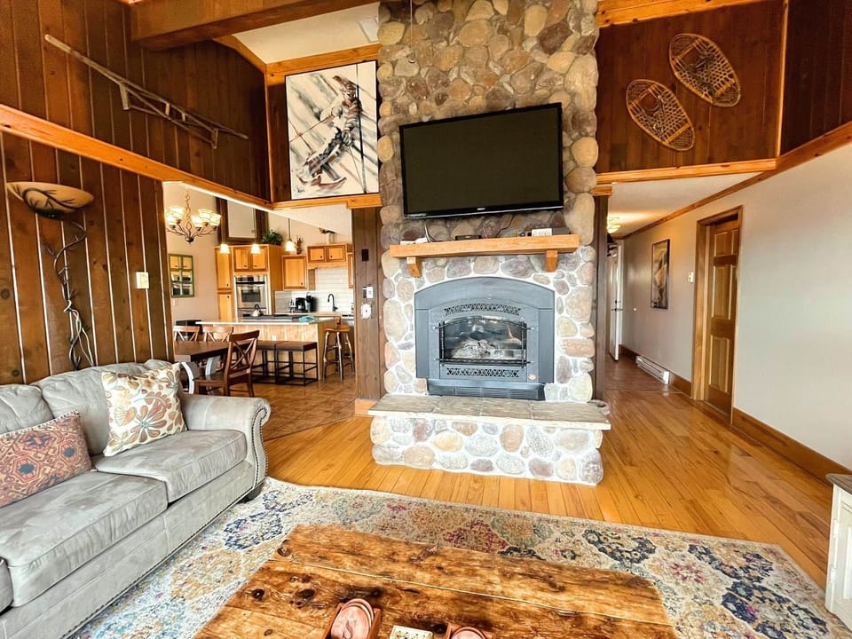 Elevation Vacation Rentals - The Yeti's Den at Land's End