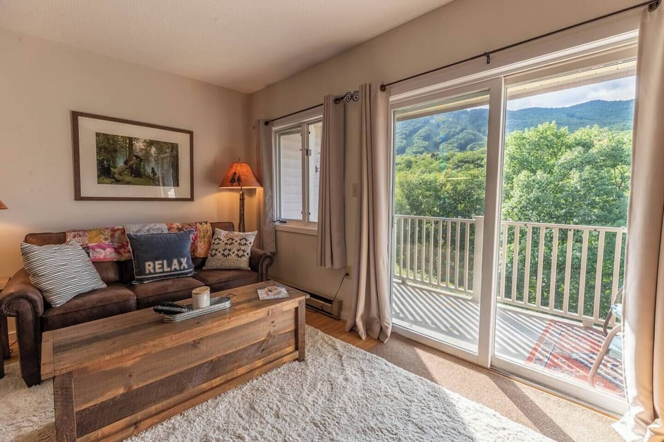 Cosy living area with balcony and views of the mountains