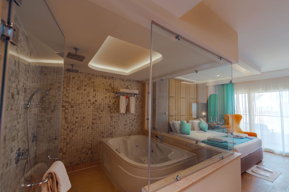 Deluxe Jacuzzi Room | Minibar, in-room safe, iron/ironing board, free WiFi