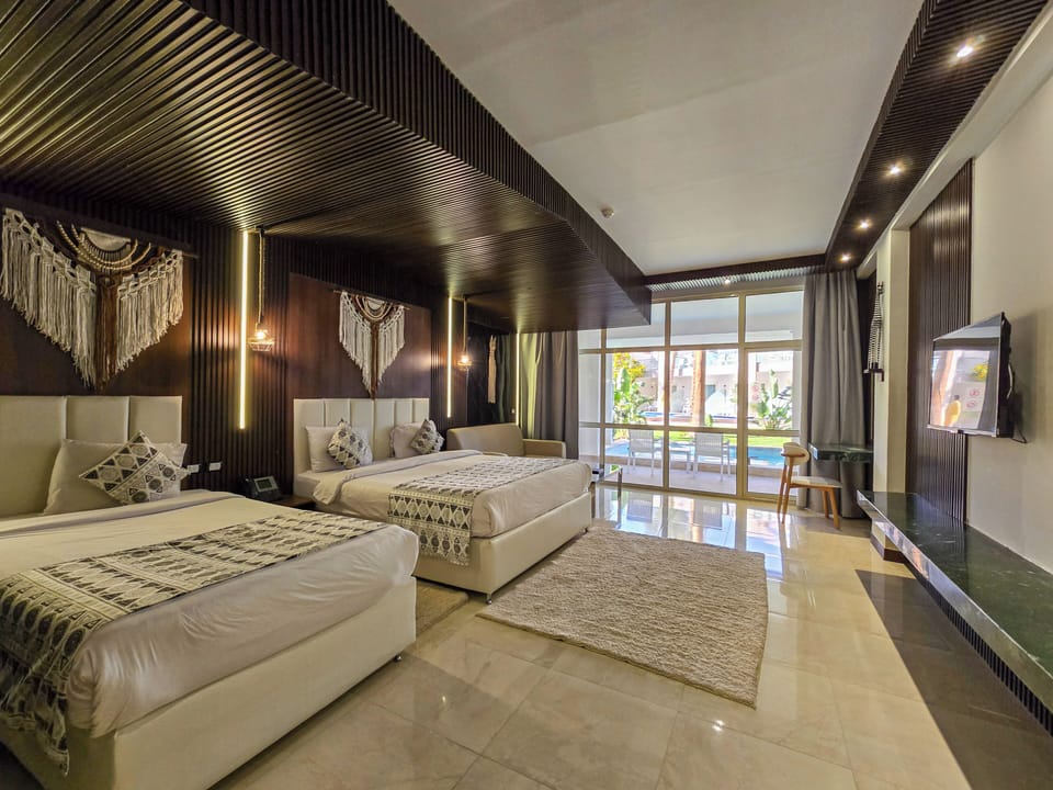 Family Junior Suite & Jacuzzi | Premium bedding, minibar, in-room safe, desk