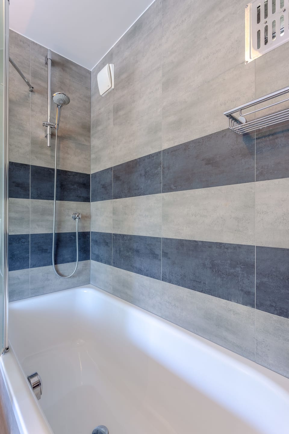 Room, River View, Annex Building | Bathroom | Shower, free toiletries, hair dryer, towels