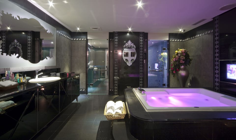 Separate tub and shower, jetted tub, rainfall showerhead