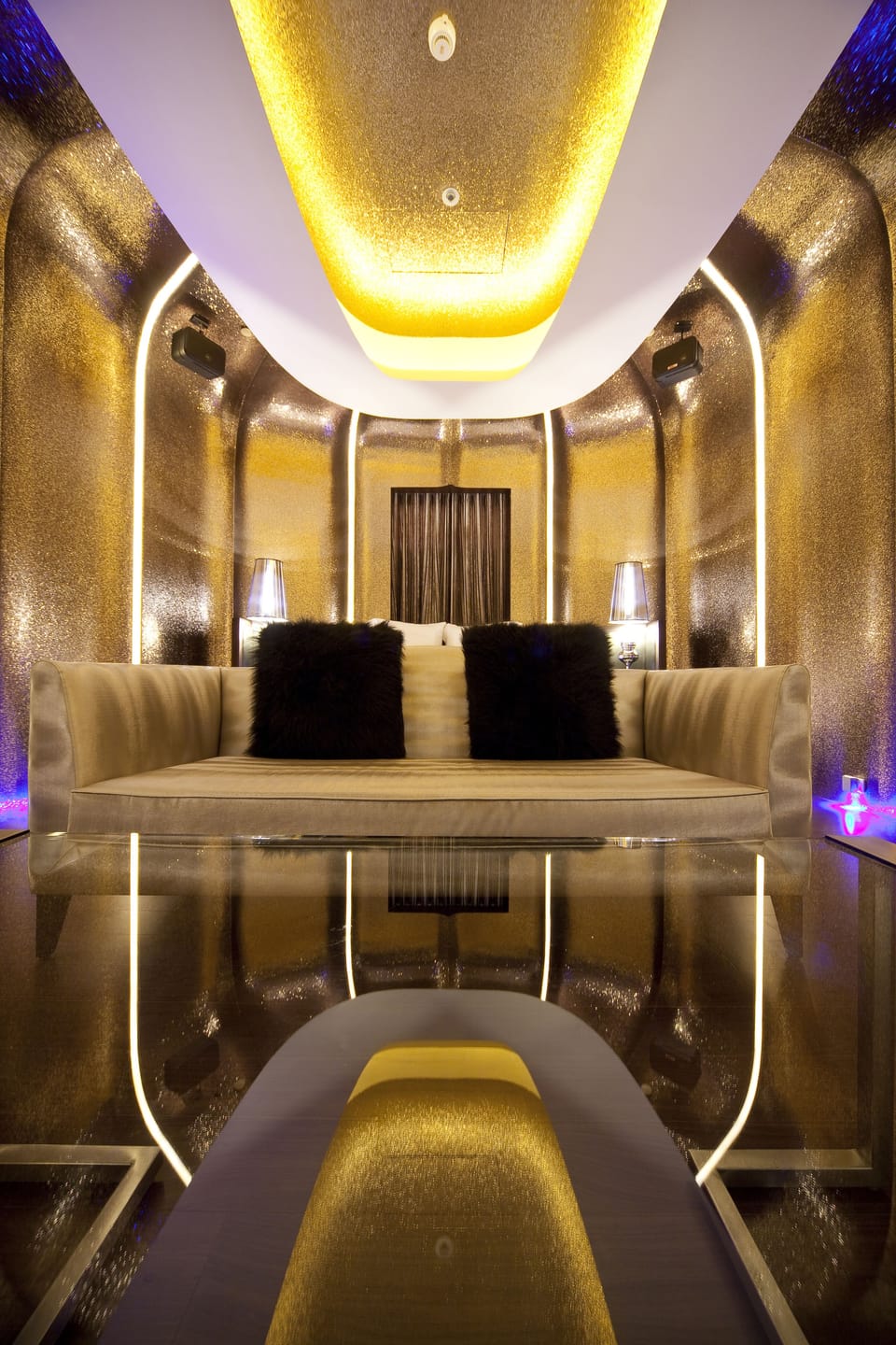 Deluxe Room | Living area | 42-inch flat-screen TV with cable channels, TV