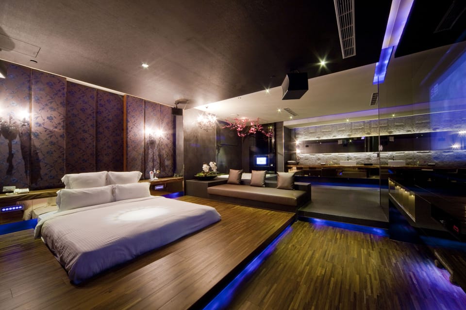 Deluxe Room | Premium bedding, down comforters, pillowtop beds, free minibar