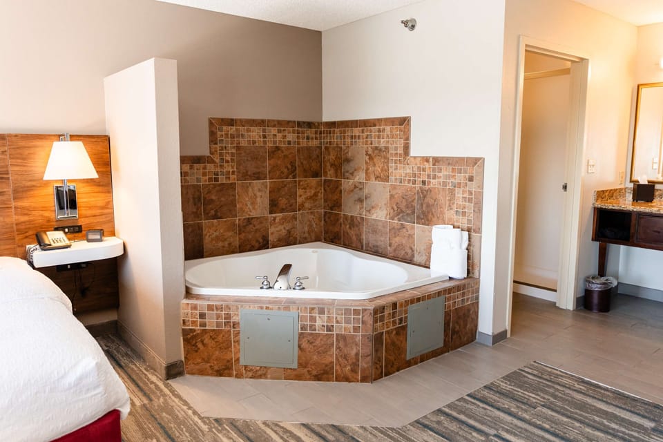 Suite, 1 King Bed, Non Smoking | Bathroom | Free toiletries, hair dryer
