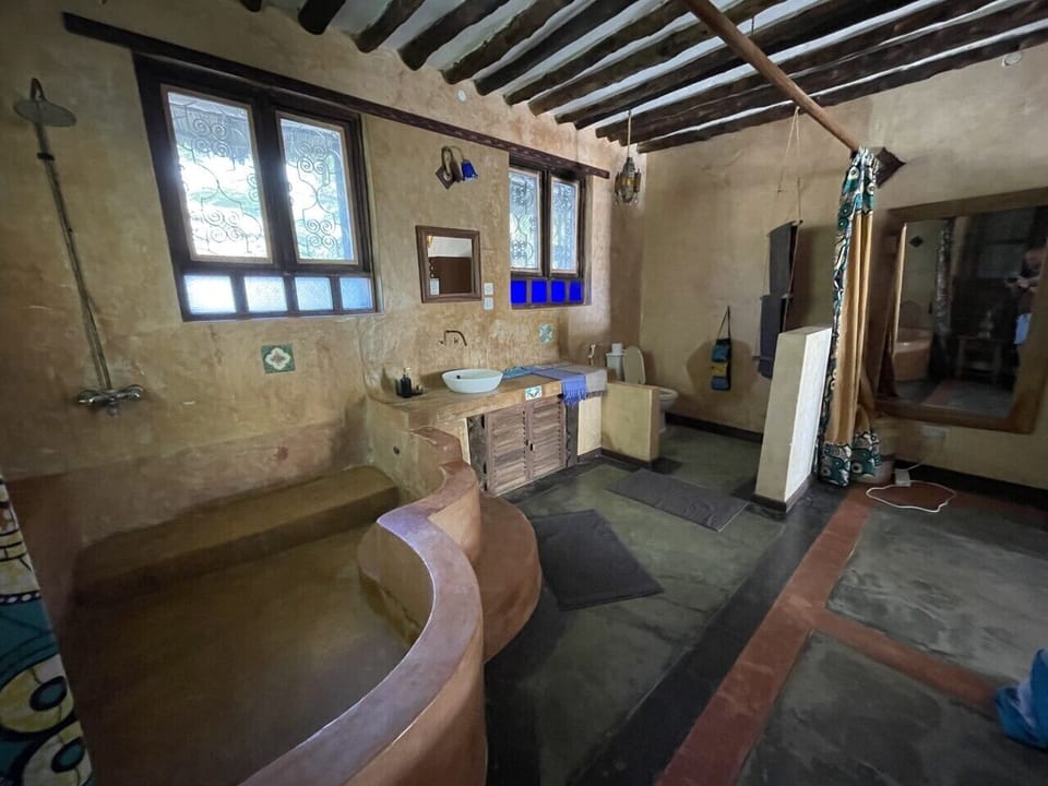Villa Suite | Bathroom | Shower, towels