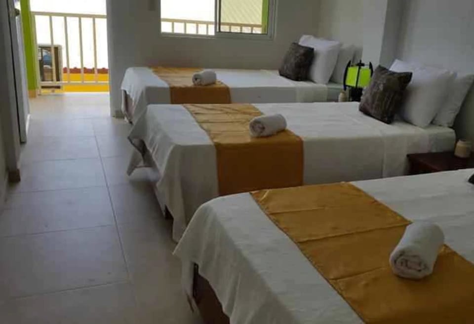 Classic Triple Room | In-room safe, WiFi (free), bed sheets