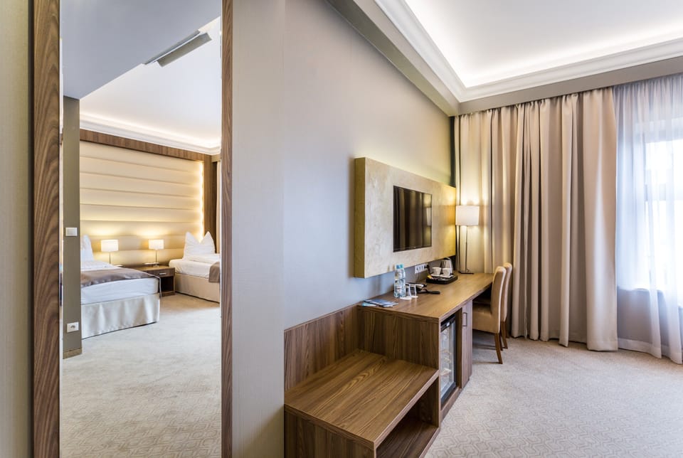 Deluxe Twin Room | Hypo-allergenic bedding, in-room safe, desk, laptop workspace