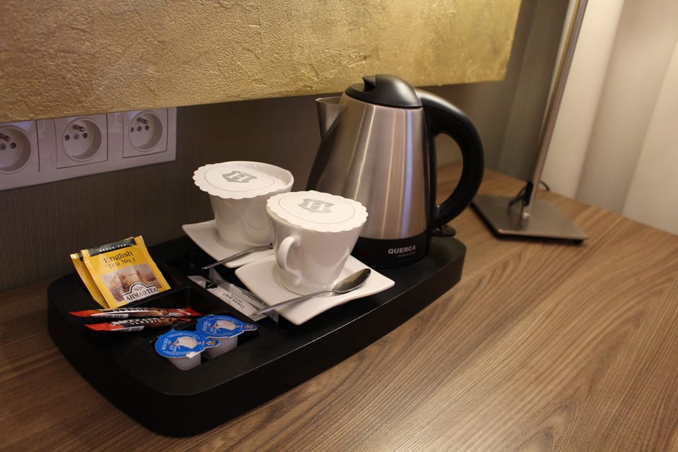 Deluxe Twin Room | Hypo-allergenic bedding, in-room safe, desk, laptop workspace