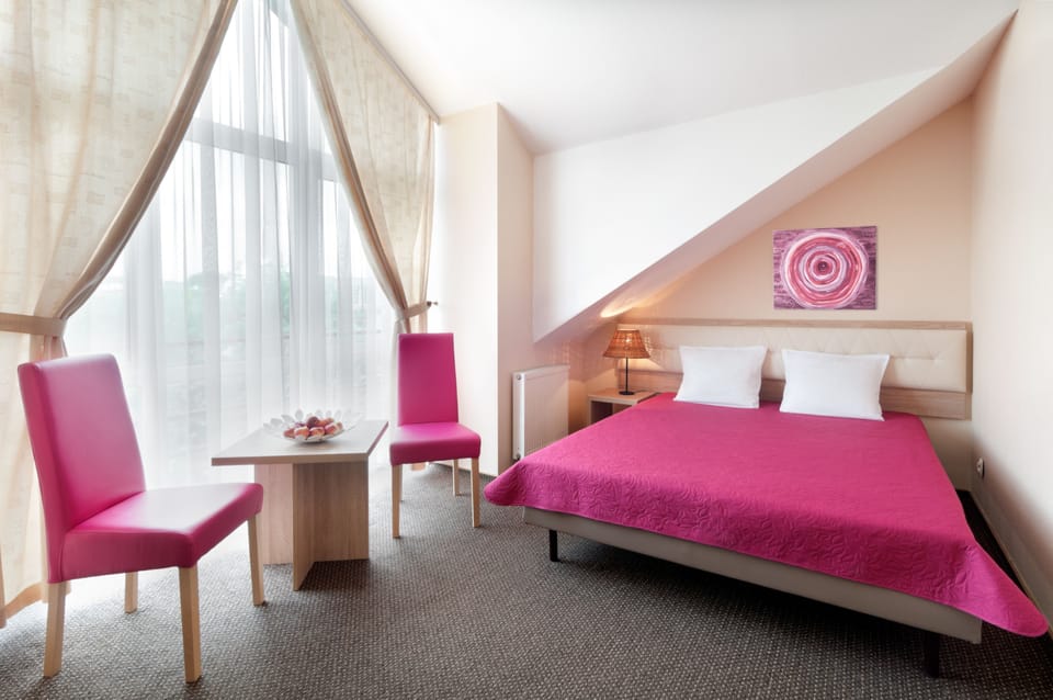 Standard Double or Twin Room | Hypo-allergenic bedding, desk, iron/ironing board