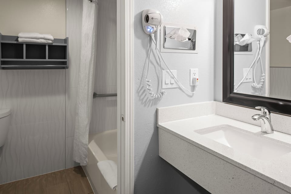 Combined shower/tub, free toiletries, hair dryer, towels