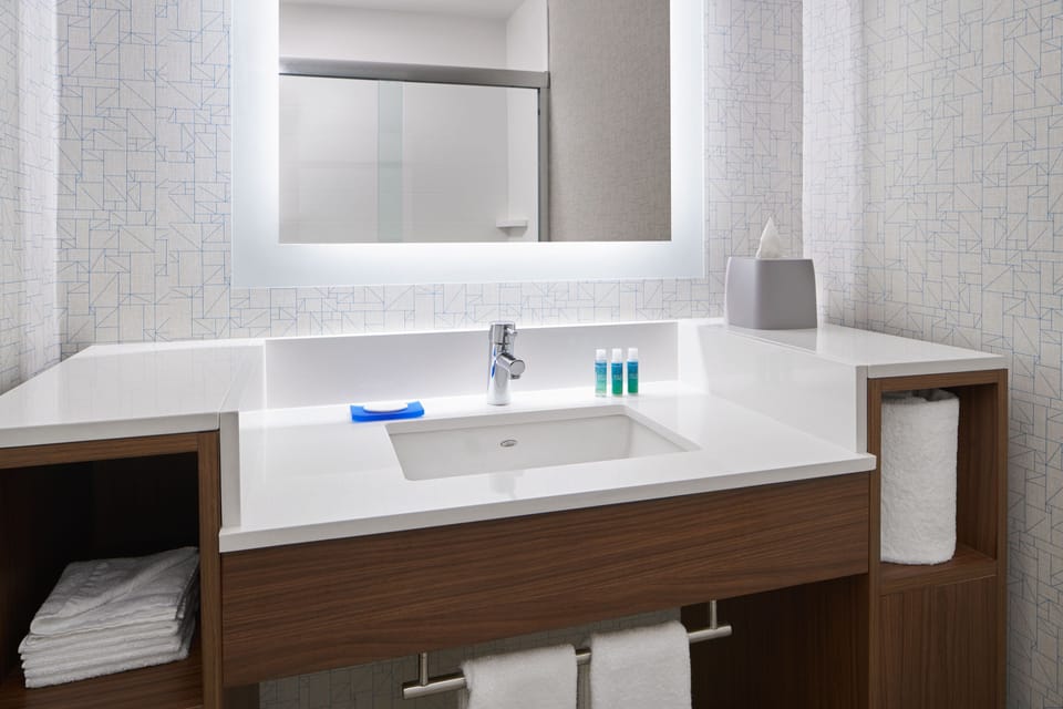 Standard Room | Bathroom | Shower, free toiletries, hair dryer, towels