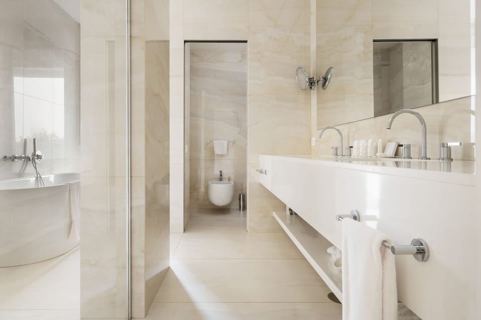 Suite | Bathroom | Shower, free toiletries, hair dryer, slippers