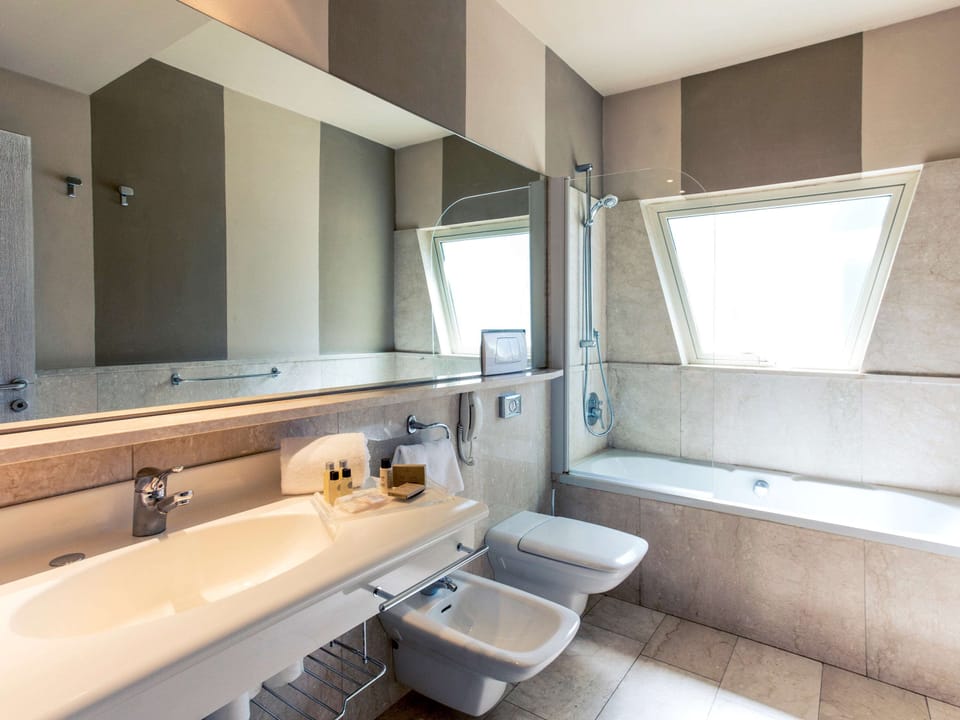 Combined shower/tub, free toiletries, hair dryer, bidet