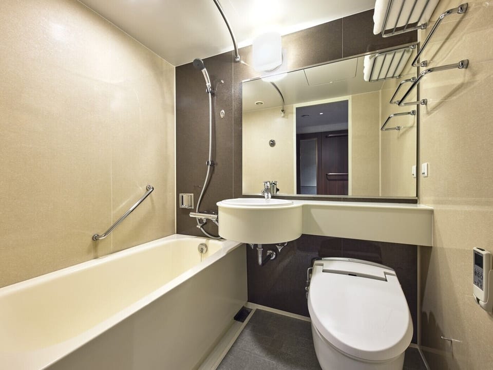 Combined shower/tub, free toiletries, hair dryer, slippers