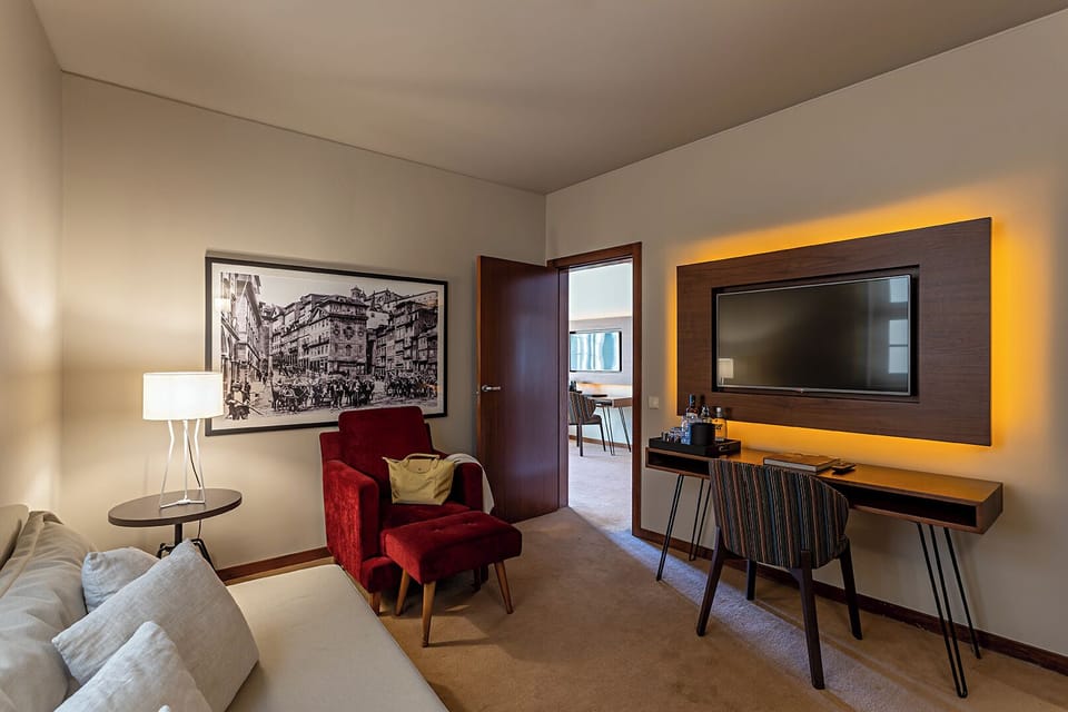 Suite Grand View | Living area | LED TV