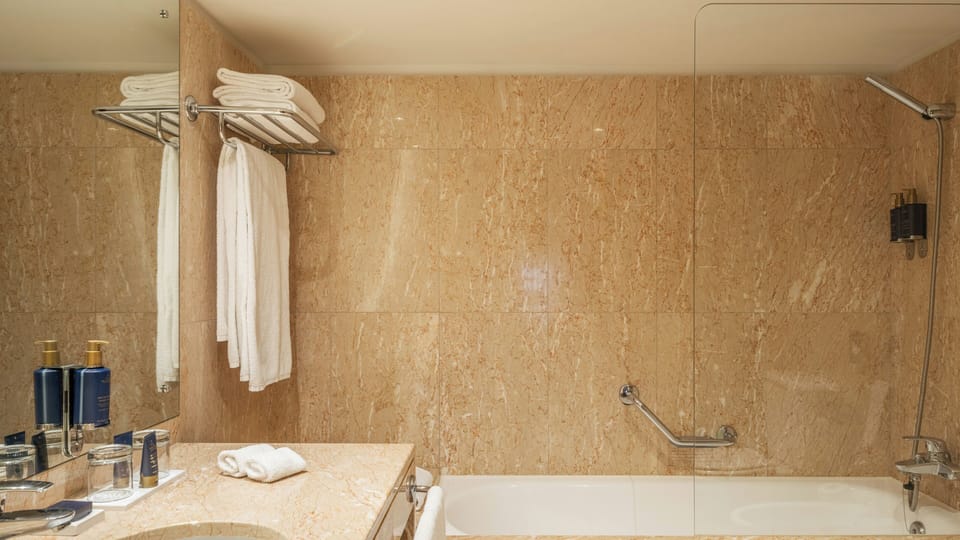 Suite Grand View | Bathroom | Free toiletries, hair dryer, slippers, bidet