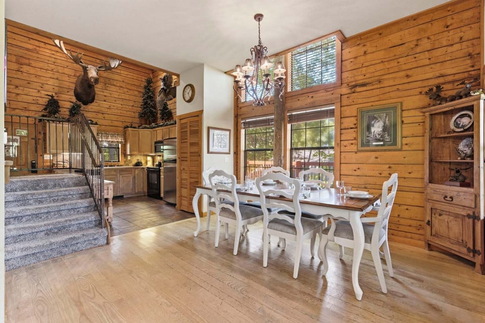 Cabin 269 Dining Area