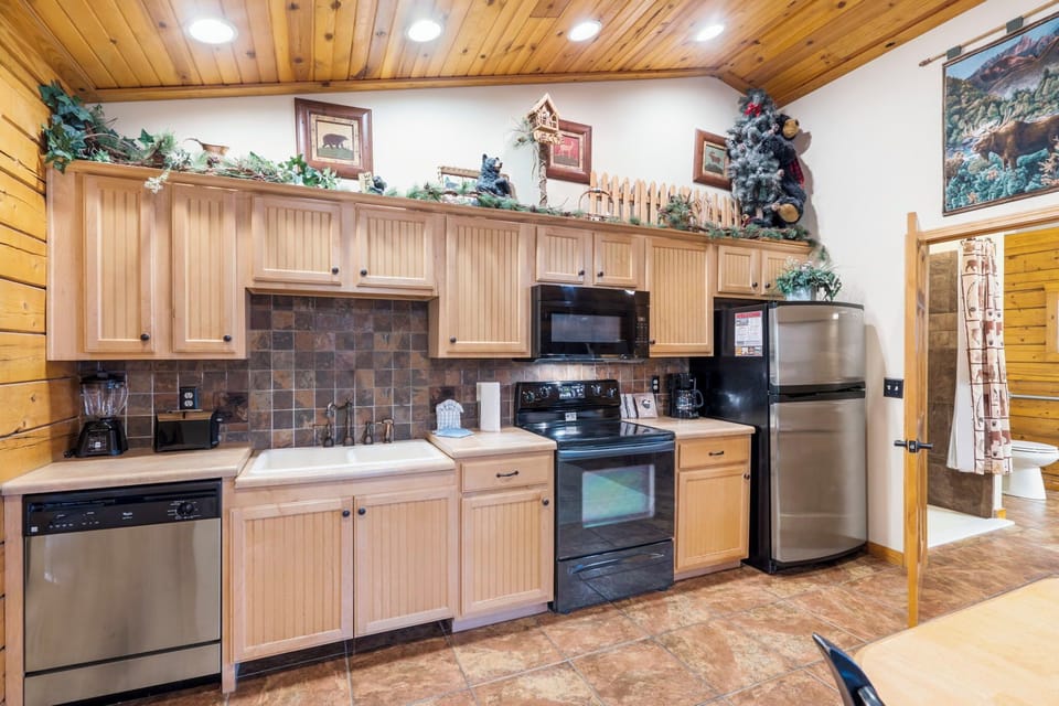 Fully Equipped Kitchen with Full Size Appliances