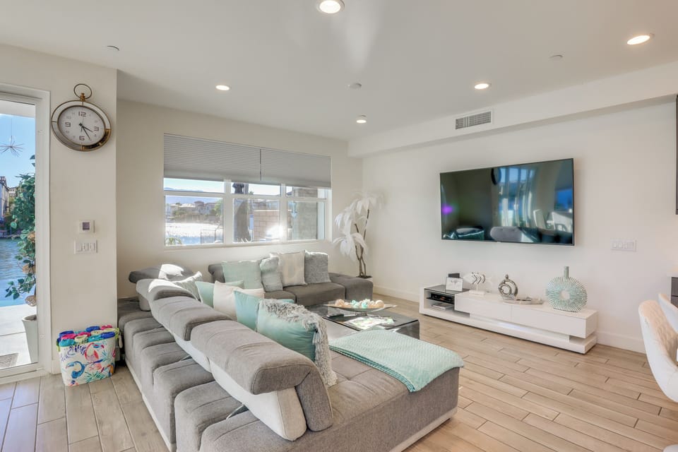 Living Room | Smart TV | Central A/C | 1st Floor