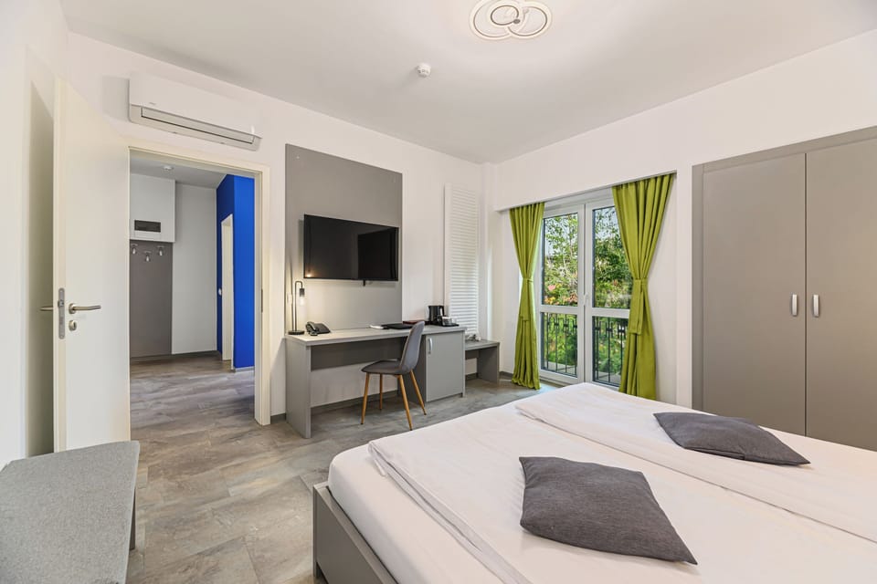 Business Studio | Minibar, in-room safe, desk, laptop workspace