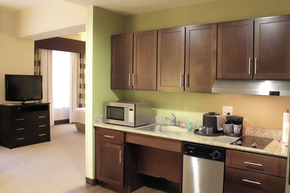Studio, 1 King Bed, Accessible (Mobility & Hearing, Roll-in Shower) | Desk, blackout drapes, cribs (free), WiFi (free)