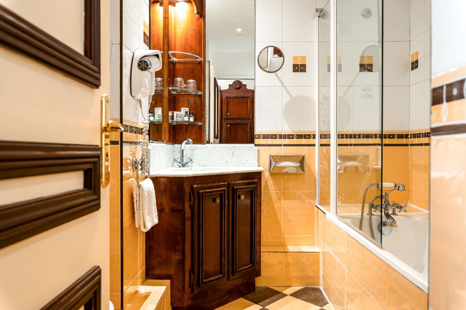 Double Room | Bathroom | Combined shower/tub, hair dryer, bidet, towels