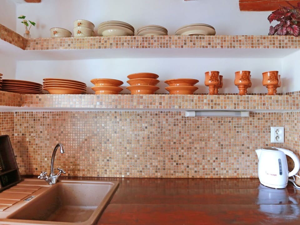 Shelf, Tile, Room, Orange, Countertop, Furniture, Ceramic, Interior Design, Floor, Flooring