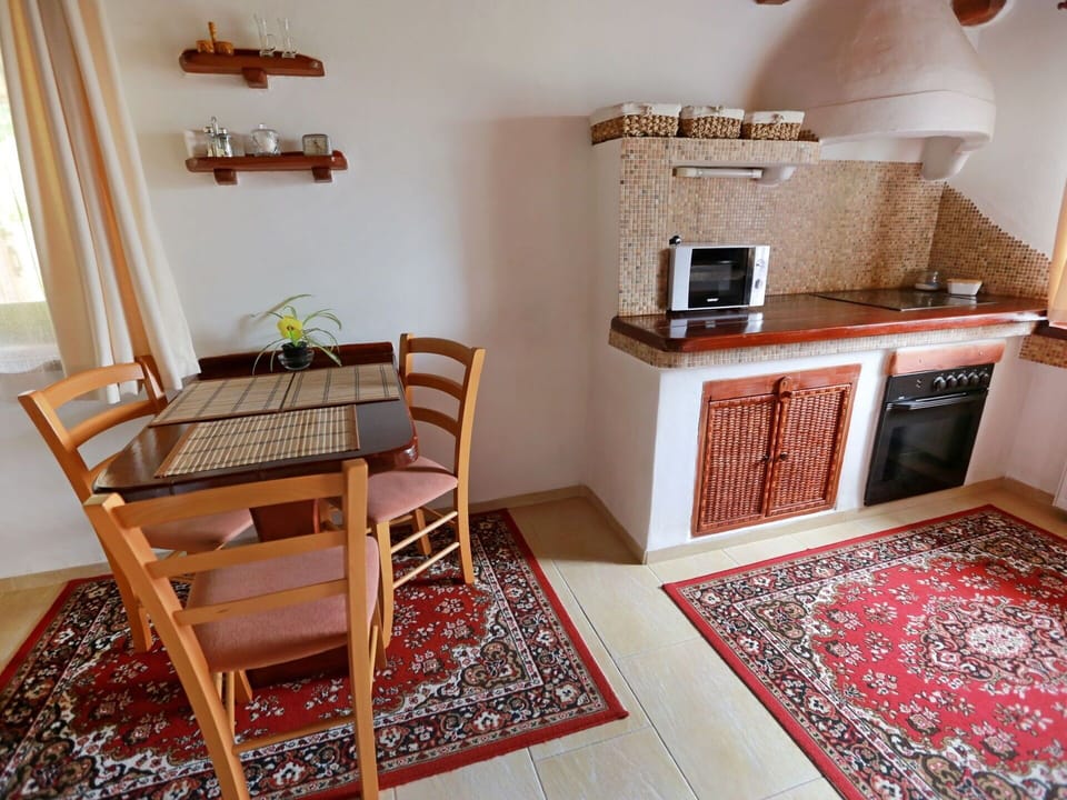 Room, Property, Furniture, Floor, Interior Design, Building, House, Living Room, Table, Real Estate