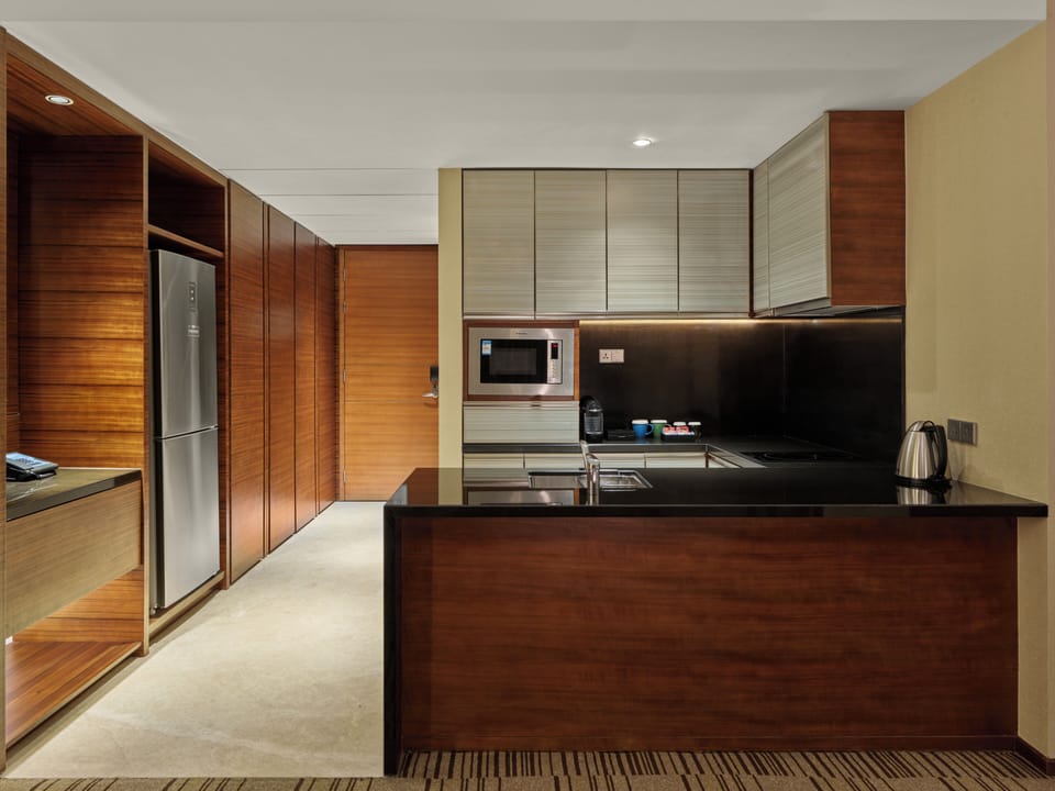 KING ONE BEDROOM APARTMENT WITH LOUNGE ACCESS | Private kitchen | Coffee/tea maker, fridge